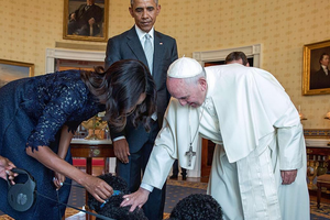 Папа Римский Франциск с президентом США Бараком Обамой, первой леди Мишель и домашними любимцами четы --- португальскими водными собаками Санни и Бо