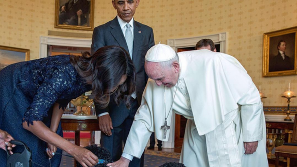 Папа Римский Франциск с президентом США Бараком Обамой, первой леди Мишель и домашними любимцами четы --- португальскими водными собаками Санни и Бо