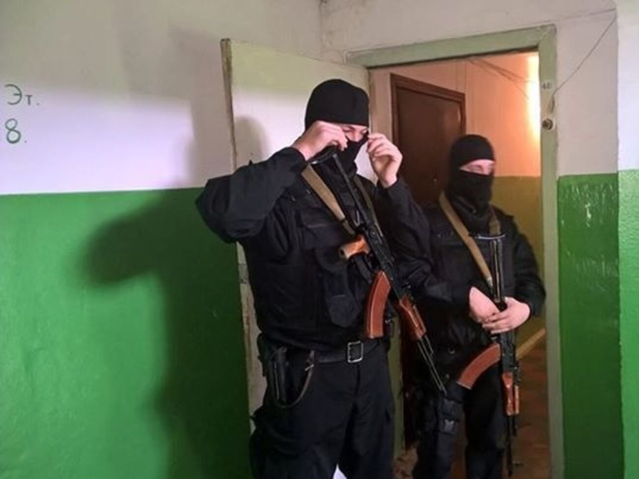 Вооруженные силовики охраняют вход в квартиру Сиротюка во время обыска