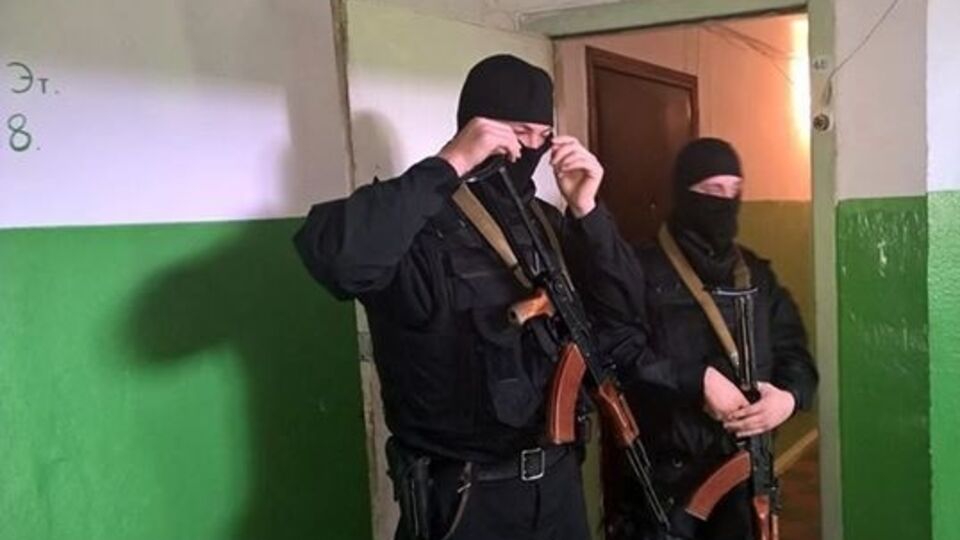 Вооруженные силовики охраняют вход в квартиру Сиротюка во время обыска