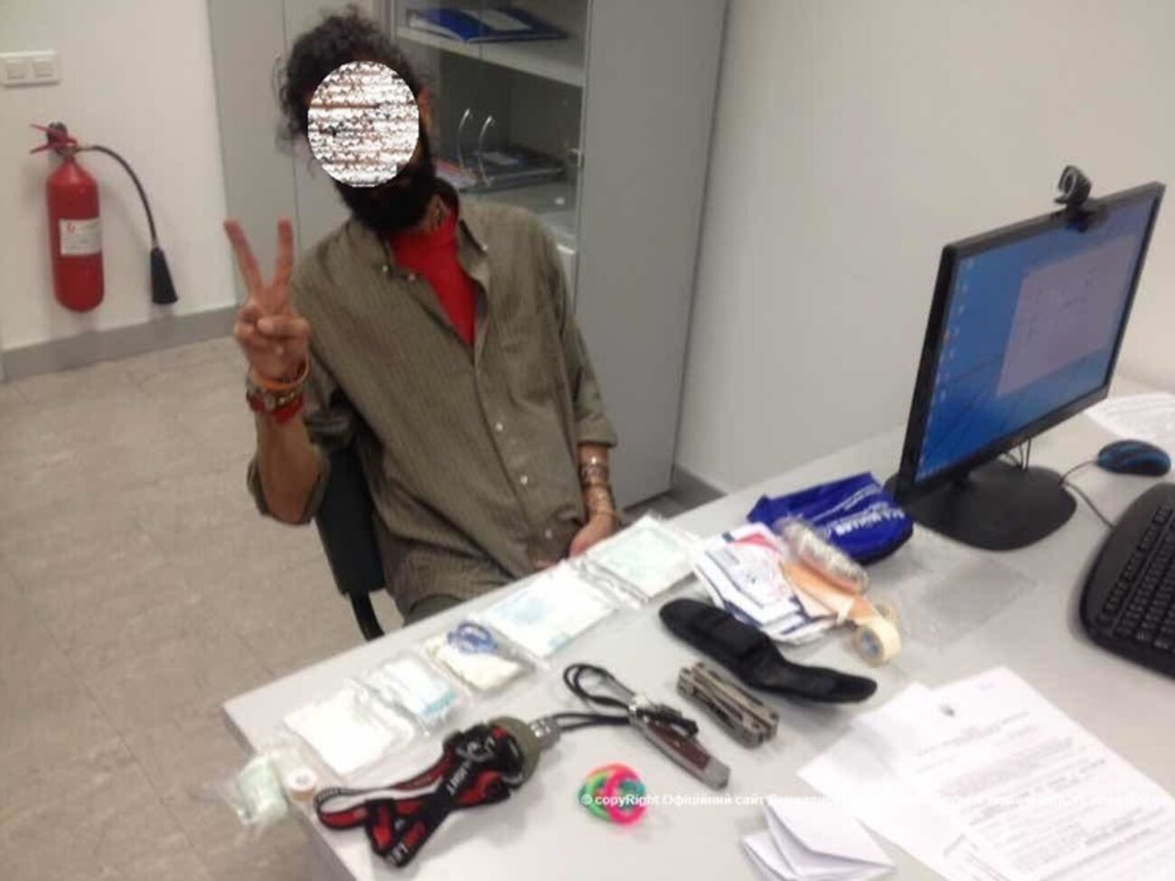 Гражданин Ирана привез с собой комплект военного обмундирования, ножи и лекарства