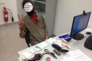 Гражданин Ирана привез с собой комплект военного обмундирования, ножи и лекарства