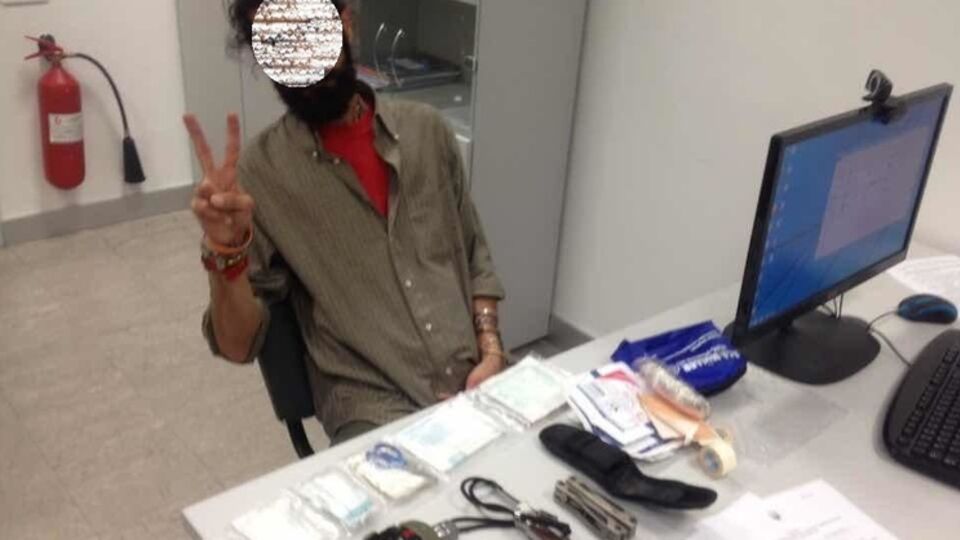 Гражданин Ирана привез с собой комплект военного обмундирования, ножи и лекарства