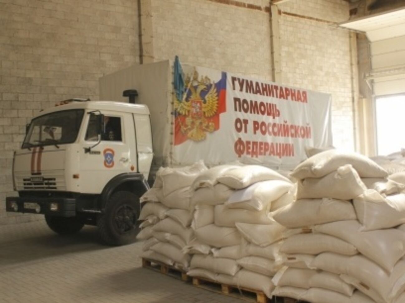 В МЧС России заявили о доставке 1200 тонн продуктов жителям Донбасса, украинские пограничники отметили, что автомобили ехали полупустыми