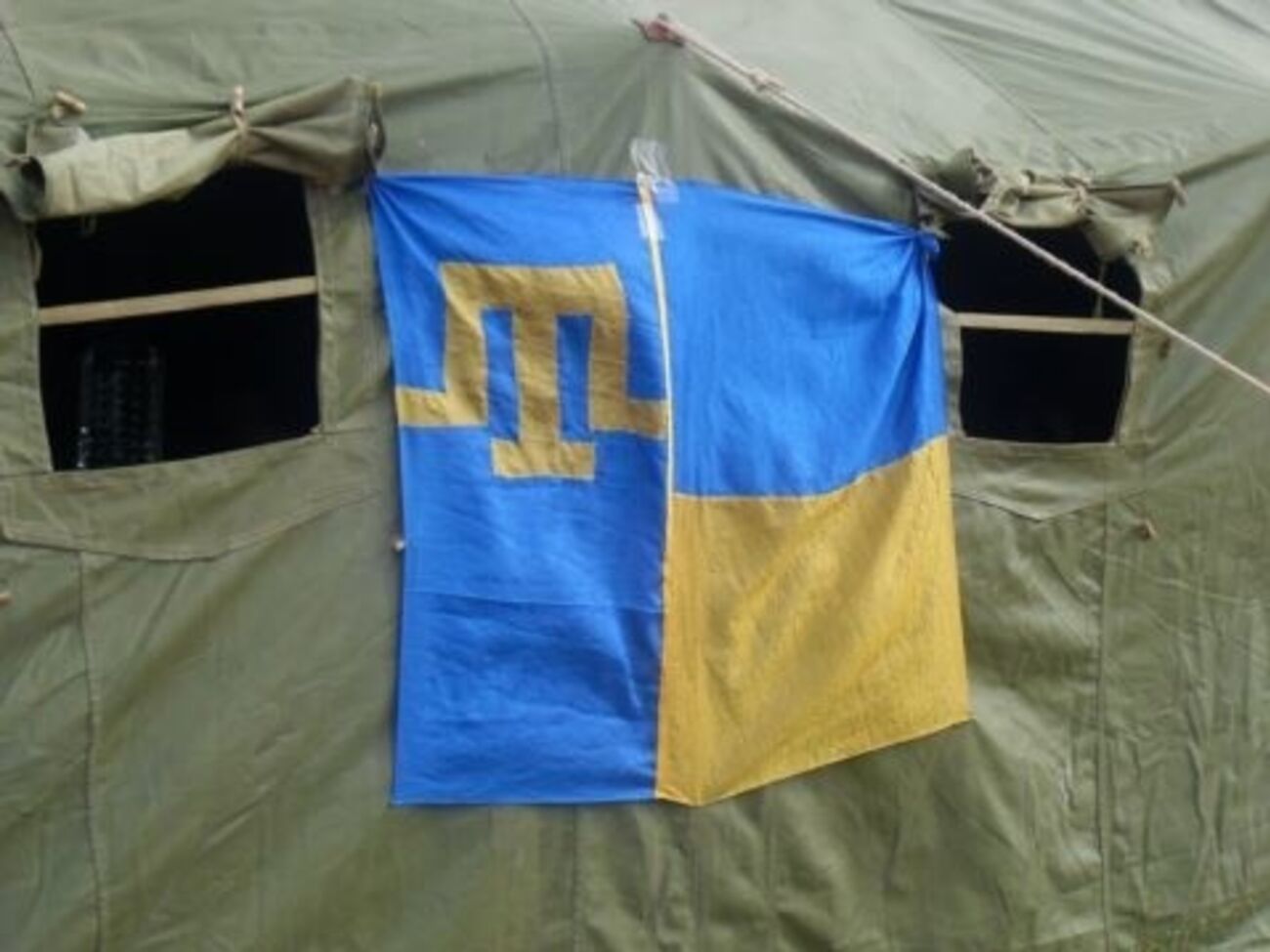 Свою акцию участники называют "крымским Майданом"