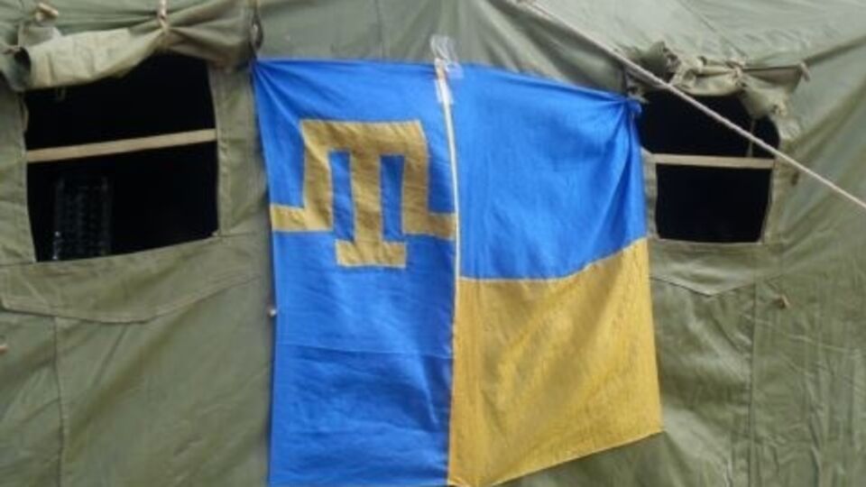 Свою акцию участники называют "крымским Майданом"