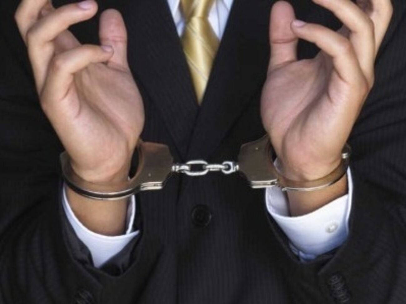 Чиновник с августа по сентябрь передавал документы представителю "ЛНР"