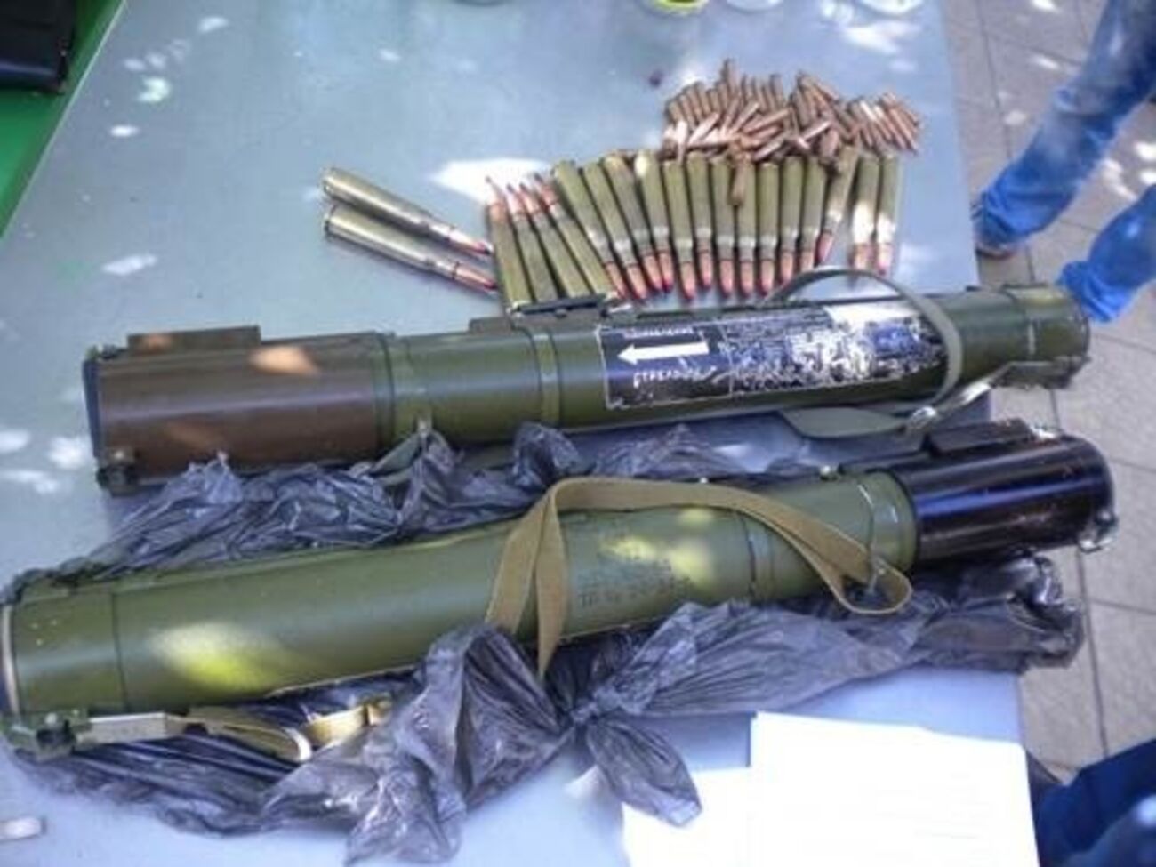 При обыске правоохранители изъяли у подозреваемых два гранатомета и около 100 патронов