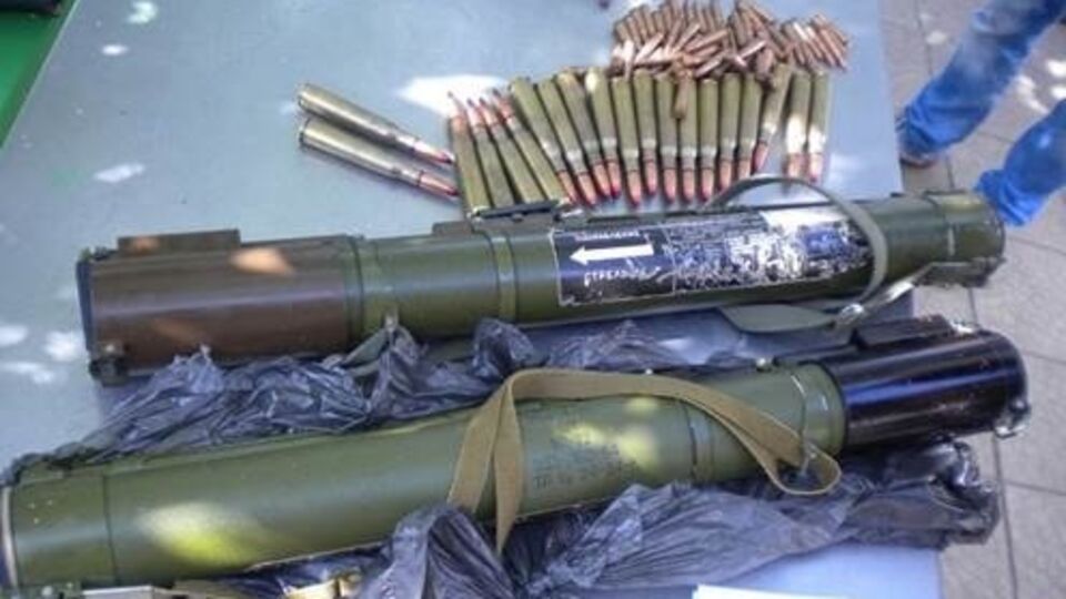 При обыске правоохранители изъяли у подозреваемых два гранатомета и около 100 патронов