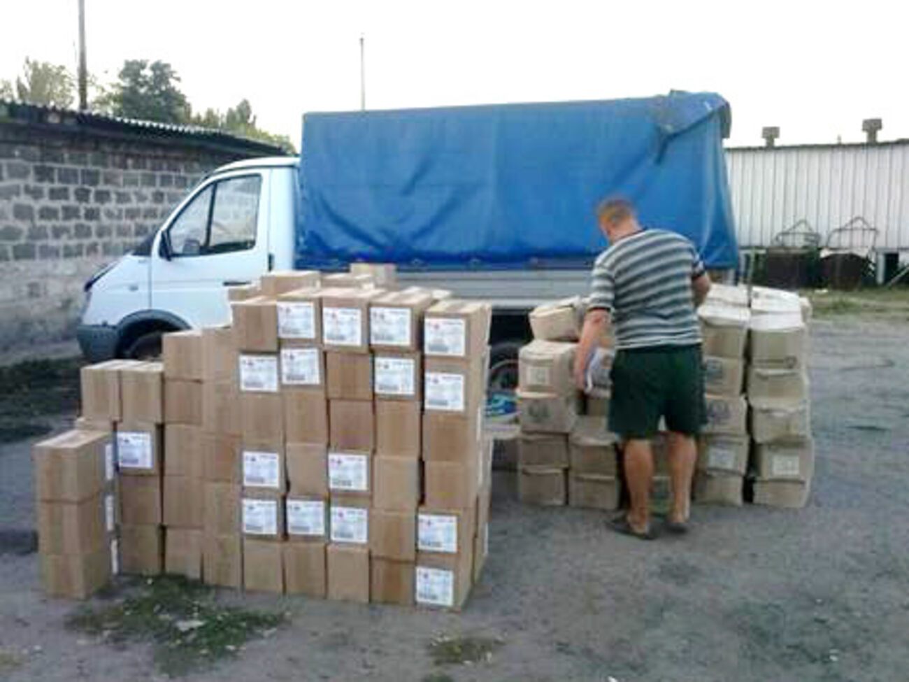 В задержанном автомобиле находились бытовые товары