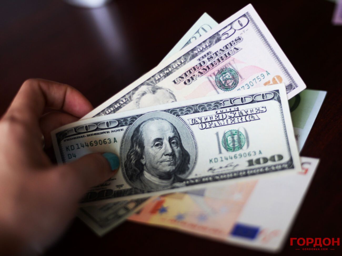 Генерального директора автомобильного концерна задержали во время получения $60 тыс. от директора партнерской компании