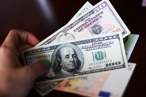 Генерального директора автомобильного концерна задержали во время получения $60 тыс. от директора партнерской компании