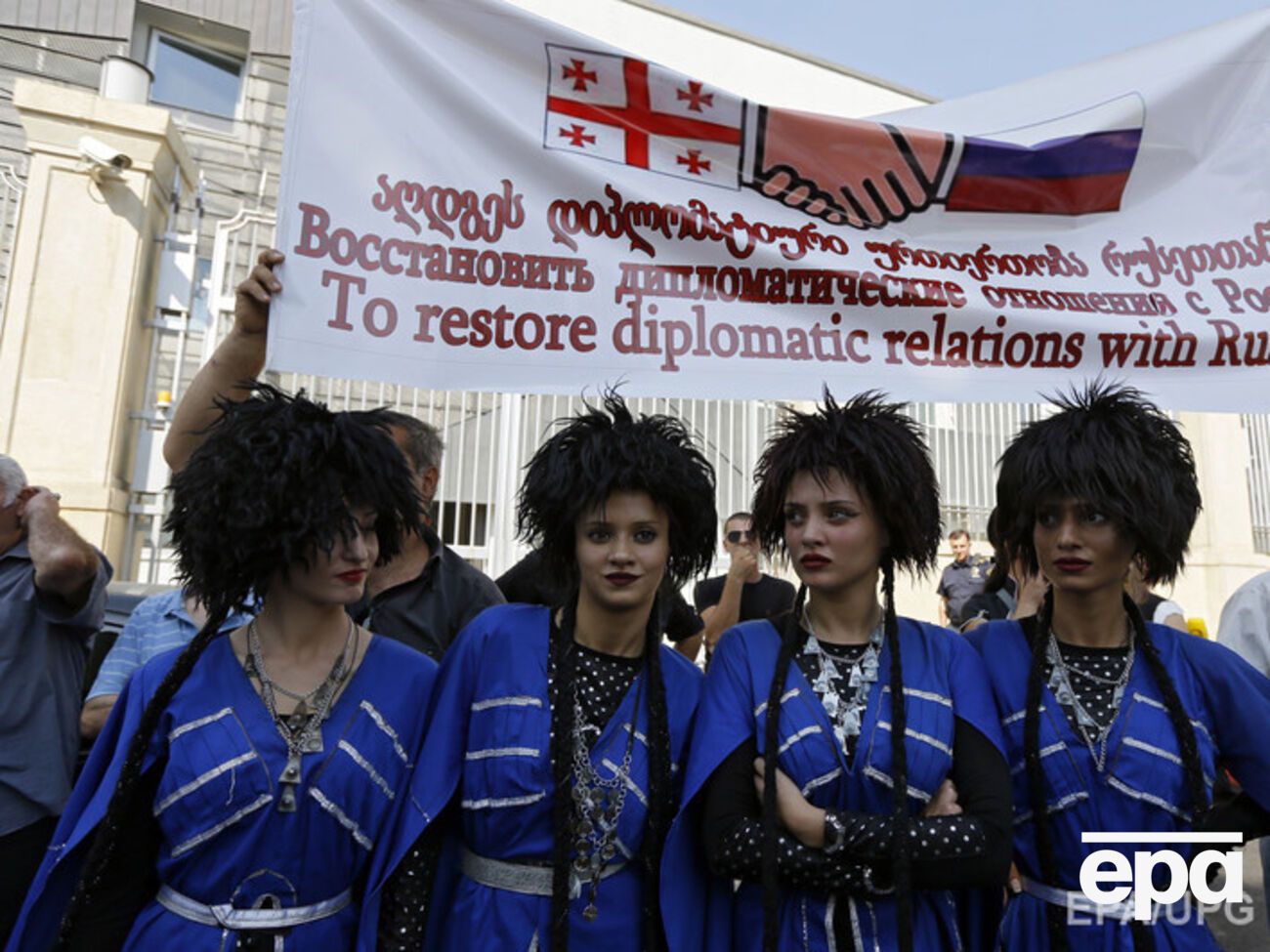 Несколько десятков пророссийских активистов вышли на улицы в Тбилиси