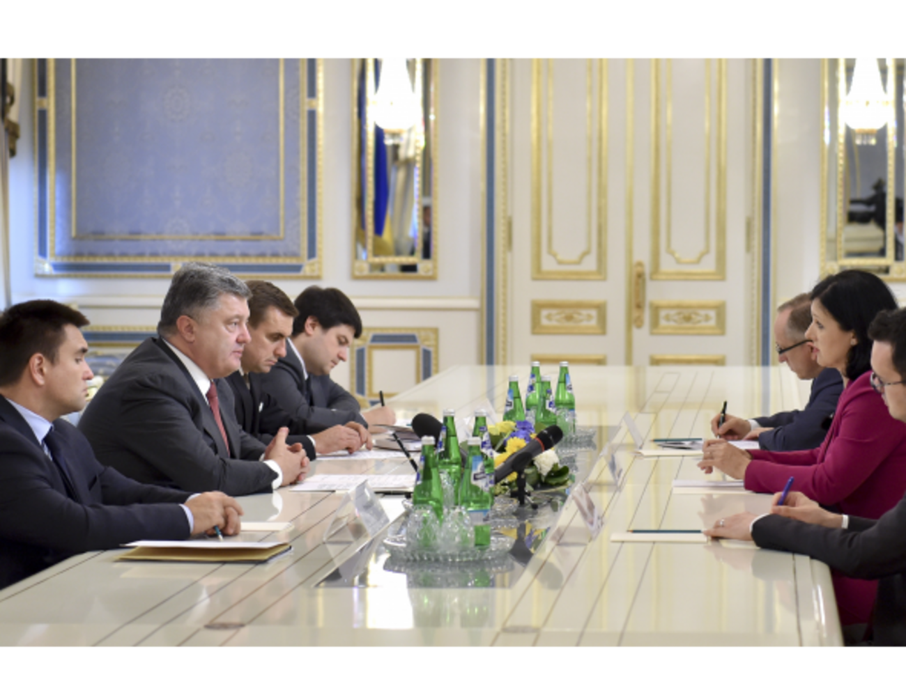 Президент Порошенко провел встречу с комиссаром ЕС Юровой