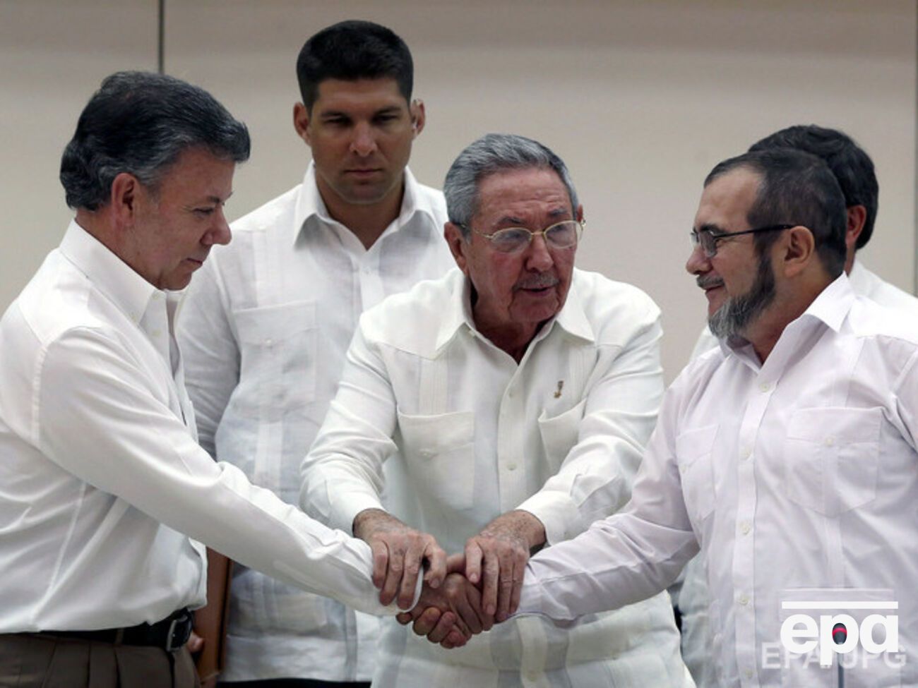 Президент Колумбии Хосе Мануэль Сантос и лидер повстанцев ФАРК Родриго Лондоно договорились о мирном соглашении на Кубе