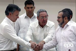 Президент Колумбии Хосе Мануэль Сантос и лидер повстанцев ФАРК Родриго Лондоно договорились о мирном соглашении на Кубе