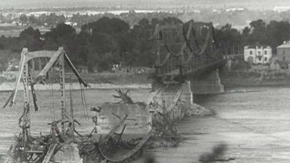 Мост имени Евгении Бош, взорванный советскими войсками при отступлении. Сентябрь 1941 года