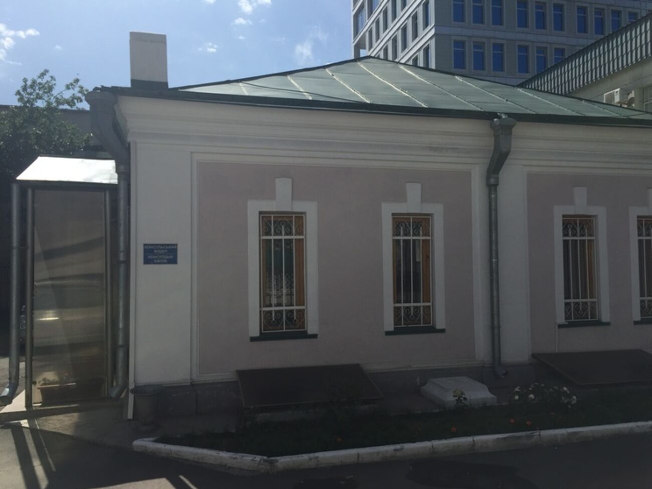 Посольство Украины просит отозвать из казахских школ учебники с "российским Крымом"