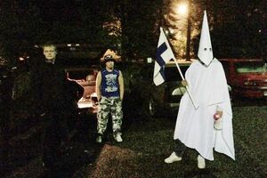 Один из демонстрантов в финском Лахти был в костюме Ку-Клус-Клана