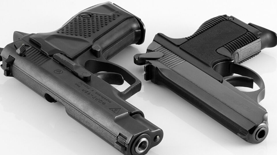 Подросток нажал на пусковой крючок пистолета, желая убедиться, что он настоящий