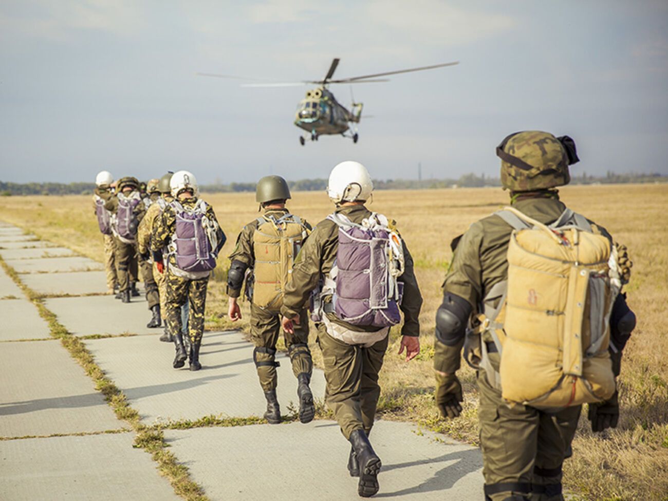 Нацгвардейцы прошли парашютно-десантную подготовку на Александрийском аэродроме. Фоторепортаж