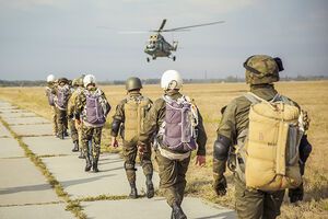 Нацгвардейцы прошли парашютно-десантную подготовку на Александрийском аэродроме. Фоторепортаж