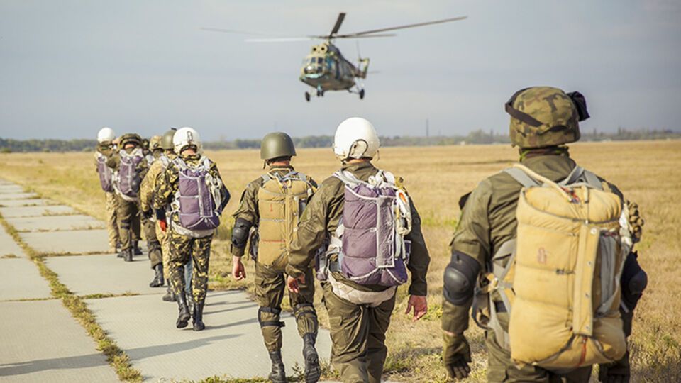 Нацгвардейцы прошли парашютно-десантную подготовку на Александрийском аэродроме. Фоторепортаж