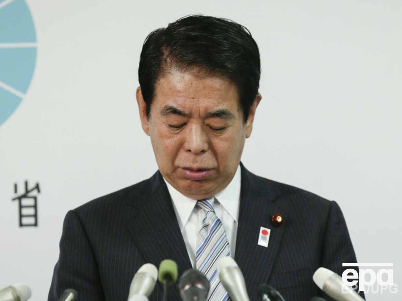 Уходя в отставку, министр Симомура пообещал вернуть зарплату за полгода