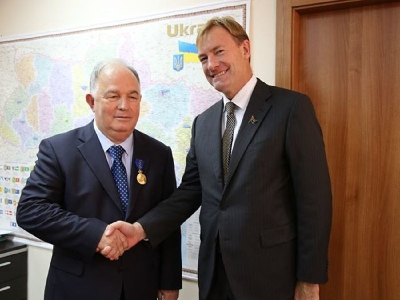 Посол Австралии в Украине Даг Траппетт вручил награду главе СММ, послу Эртурулю Апакану