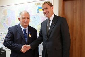 Посол Австралии в Украине Даг Траппетт вручил награду главе СММ, послу Эртурулю Апакану