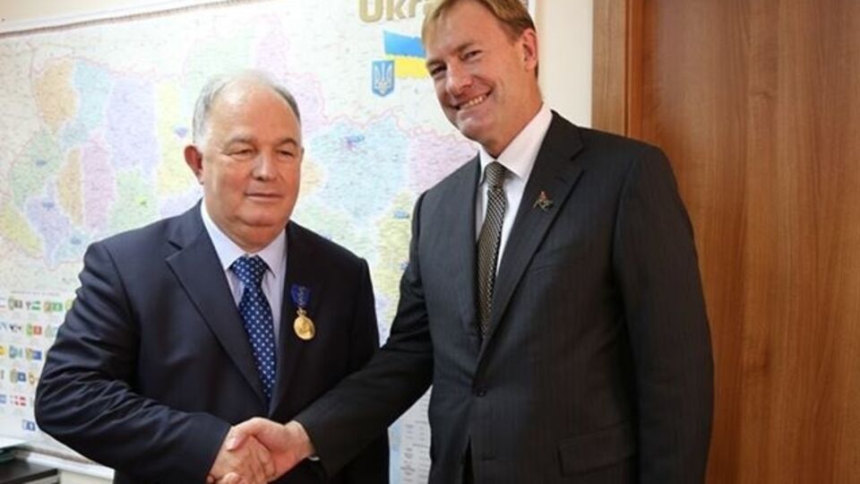 Посол Австралии в Украине Даг Траппетт вручил награду главе СММ, послу Эртурулю Апакану