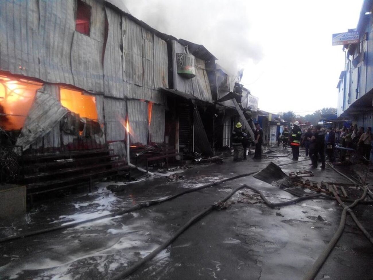 Спасателям удалось не допустить распространения пожара на соседние киоски и павильоны
