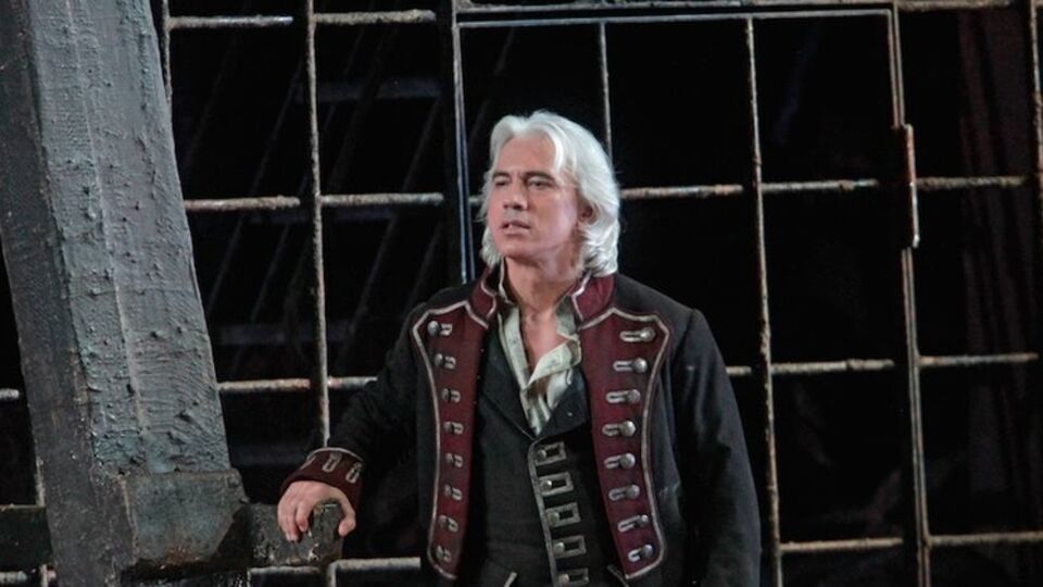 Зал встретил Хворостовского бурными овациями