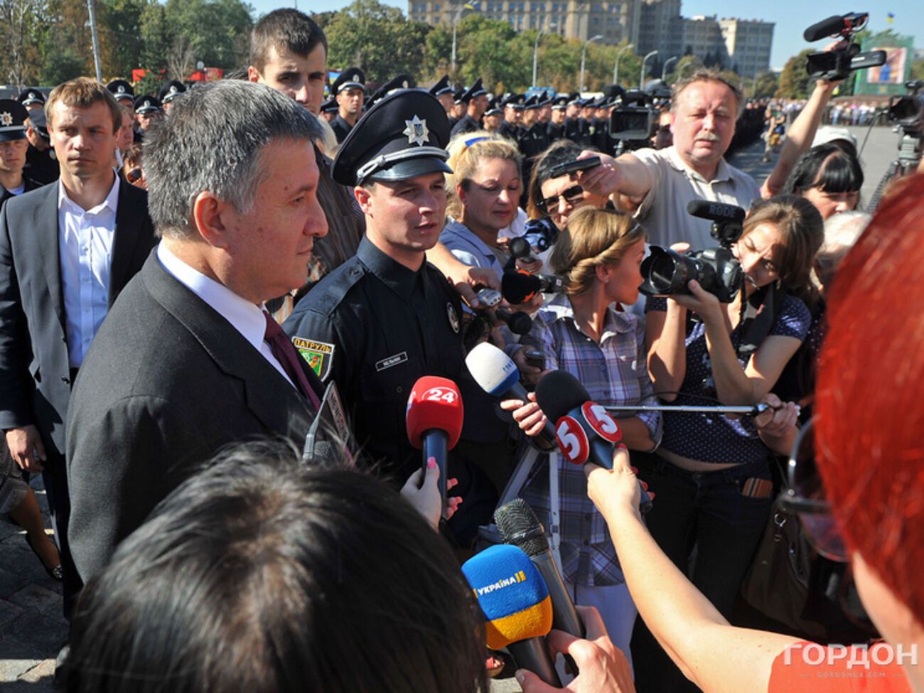 Арсен Аваков отвечал на вопросы журналистов после принятия присяги новой полиции в Харькове