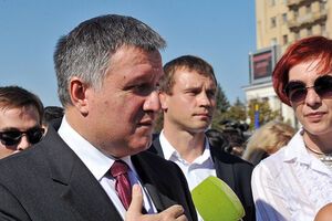 Министр внутренних дел Аваков пообщался с журналистами после принятия присяги новой полиции в Харькове