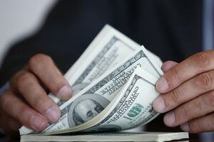 При обысках у руководителей предприятия была обнаружена валюта