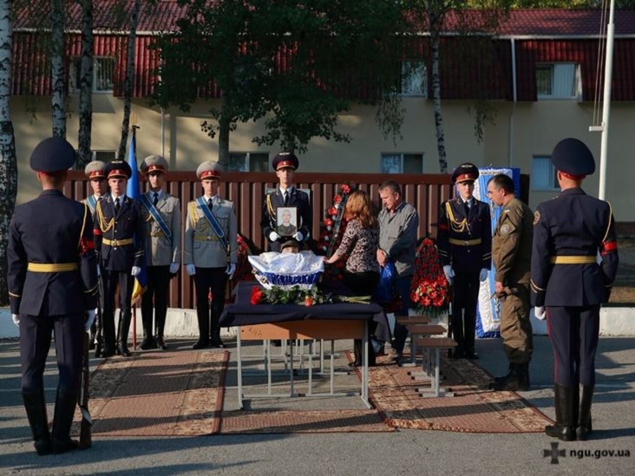 В Новых Петровцах похоронили четвертого нацгвардейца, погибшего в результате столкновений под Радой. Фоторепортаж