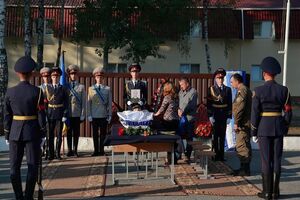 В Новых Петровцах похоронили четвертого нацгвардейца, погибшего в результате столкновений под Радой. Фоторепортаж