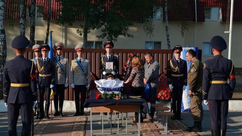 В Новых Петровцах похоронили четвертого нацгвардейца, погибшего в результате столкновений под Радой. Фоторепортаж