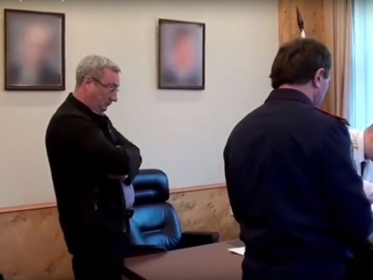 В сюжете замазали портреты президента РФ Владимира Путина и премьера Дмитрия Медведева