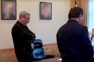 В сюжете замазали портреты президента РФ Владимира Путина и премьера Дмитрия Медведева