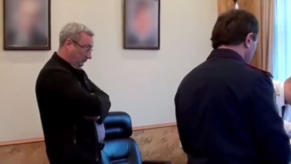 В сюжете замазали портреты президента РФ Владимира Путина и премьера Дмитрия Медведева