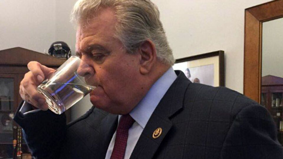 Конгрессмен Брэди отхлебнул воду из стакана, из которого пил Папа Римский