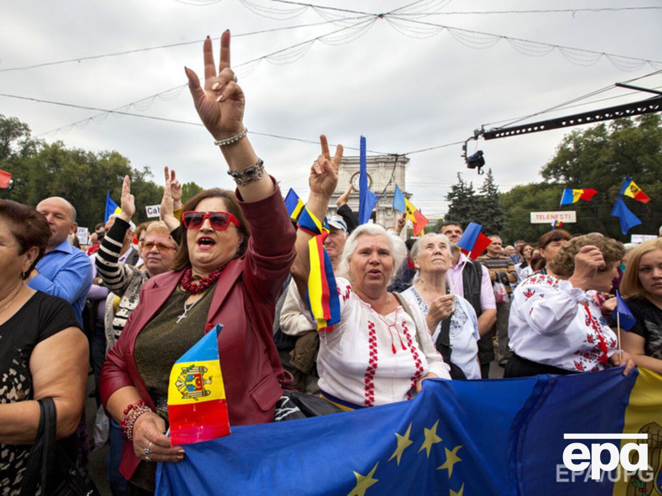 Протестующие направляются в центр города
