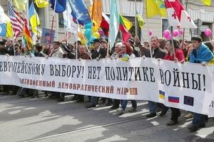 На "Марше мира" в Петербурге задержали активиста, обернутого в украинский флаг