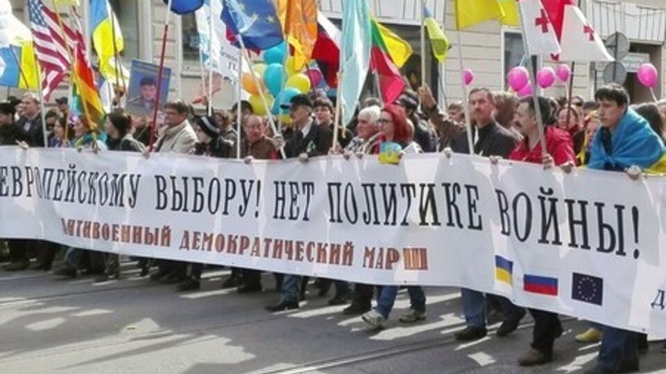 На "Марше мира" в Петербурге задержали активиста, обернутого в украинский флаг