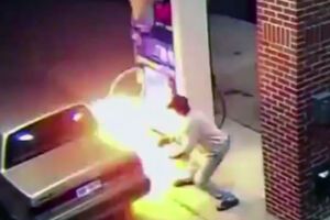 Пламя опалило бензоколонку, автомобиль существенно не пострадал