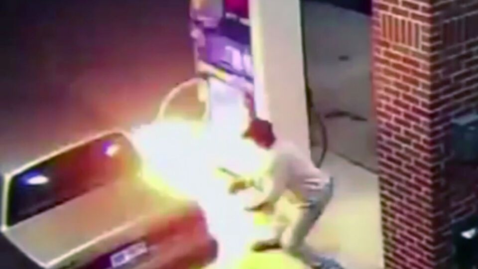 Пламя опалило бензоколонку, автомобиль существенно не пострадал