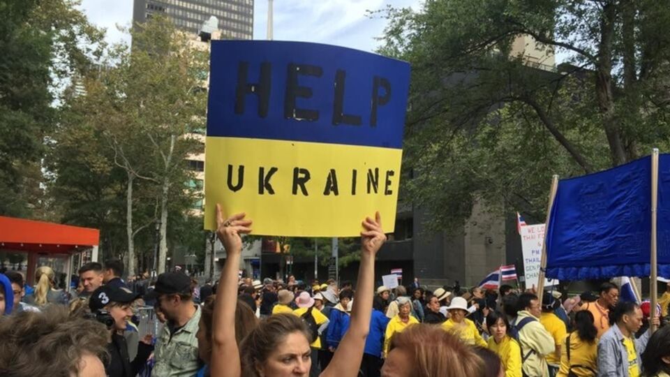 Участники акции протестуют против агрессии Путина в Украине