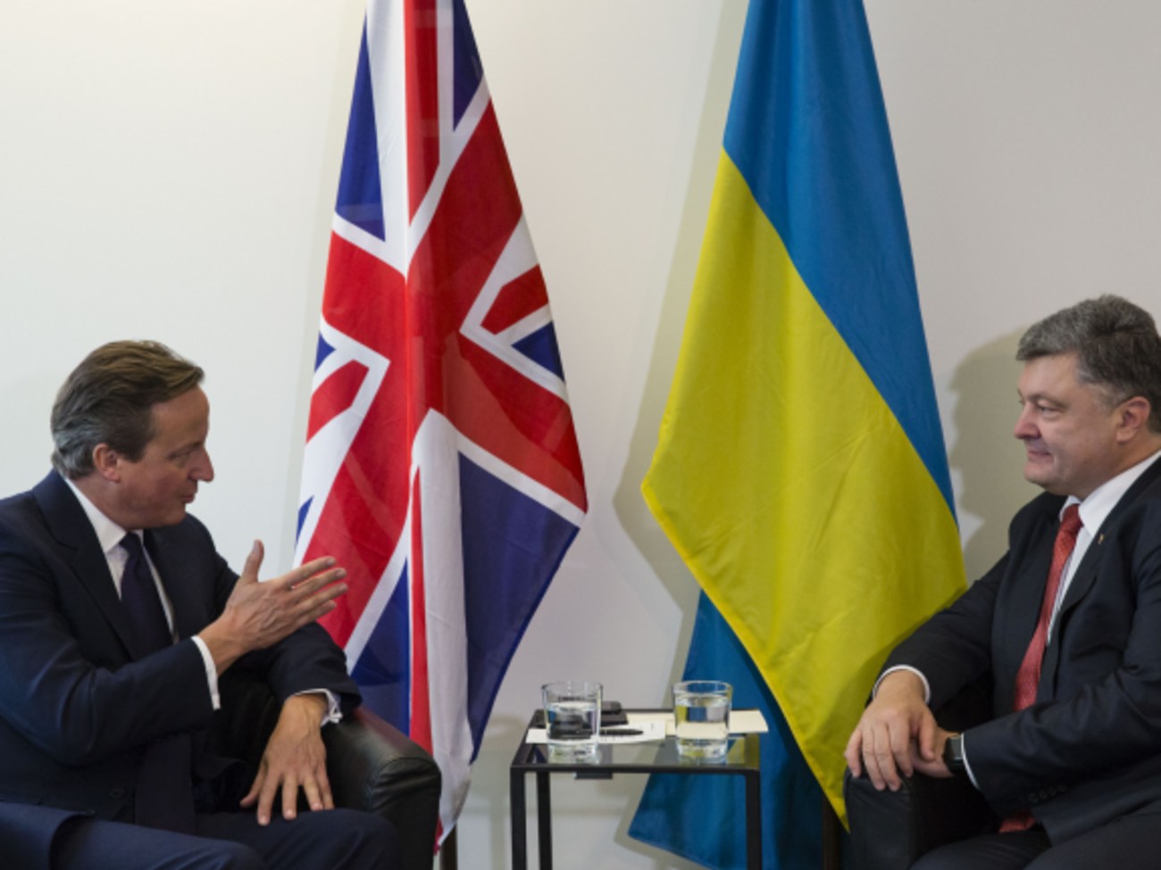 Порошенко и Кэмерон обсудили ситуацию на Донбассе